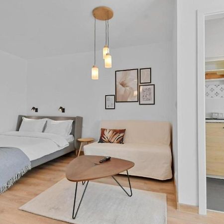 Serene Retreat - Beautifully Designed Studio Bukares Bagian luar foto