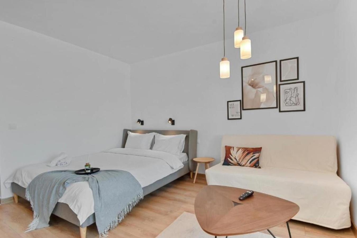 Serene Retreat - Beautifully Designed Studio Bukares Bagian luar foto