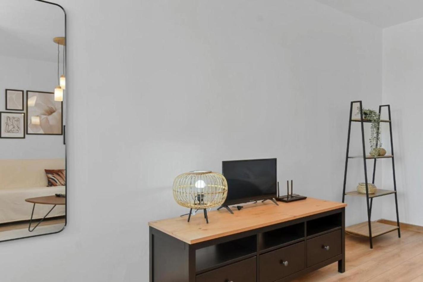 Serene Retreat - Beautifully Designed Studio Bukares Bagian luar foto