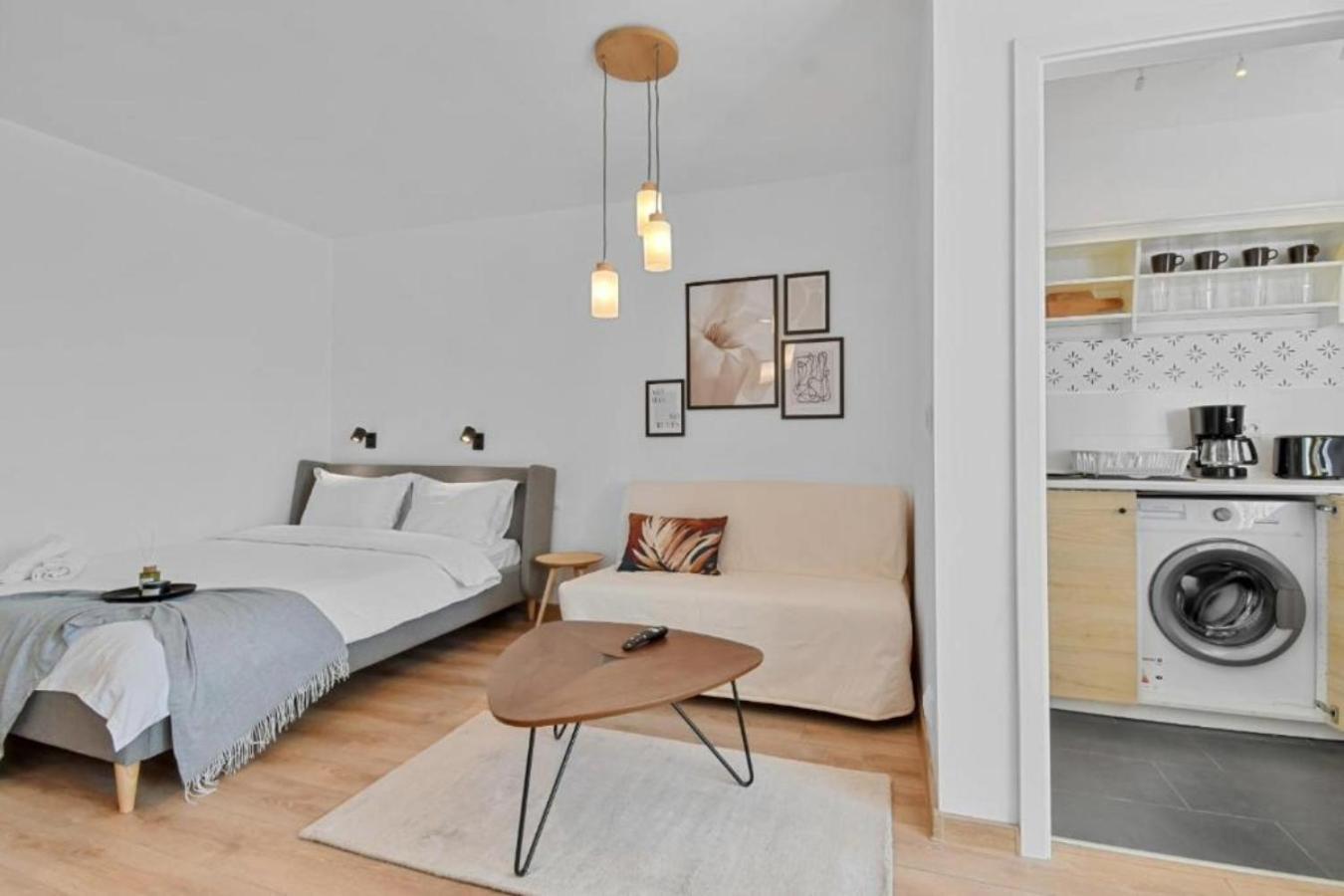 Serene Retreat - Beautifully Designed Studio Bukares Bagian luar foto